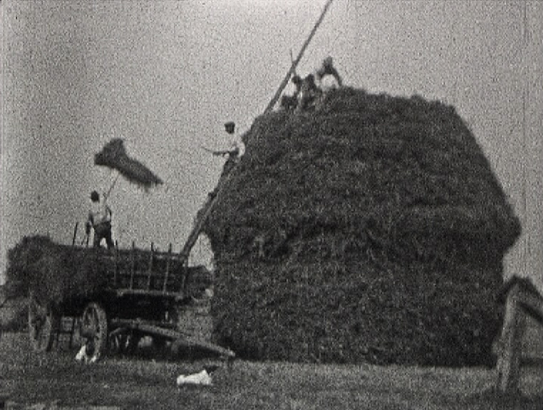 photogramme issu du film amateur : Construction d'une meule - Fresnay d'André Noufflard, 1928, 9,5mm © Normandie Images