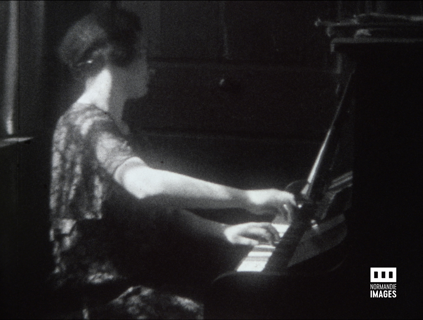 "Balbina au piano", Fresnay-Le-Long, André Noufflard, 1929, 9,5mm © Normandie Images 
