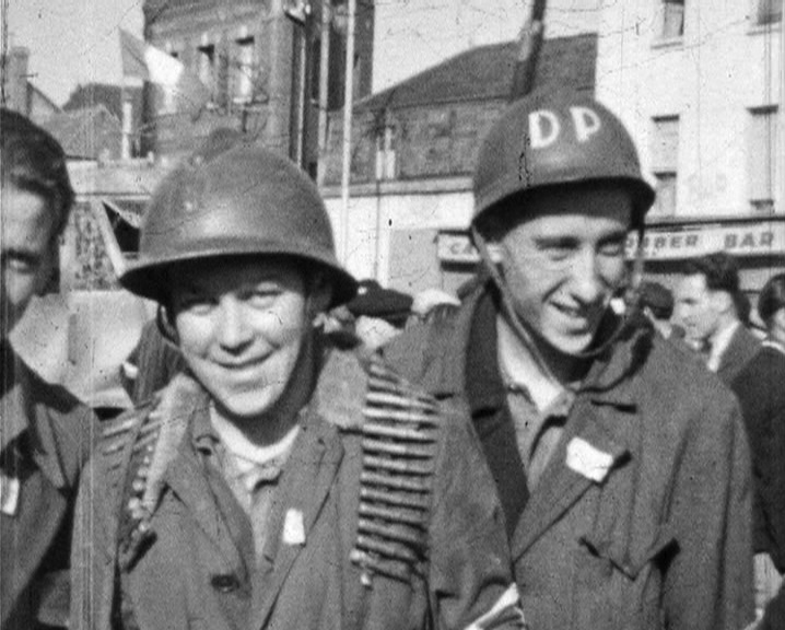 Des membres de la Défense Passive (dont le futur Docteur Lawday) lors de la Libération de la Rive Gauche à Rouen, Place Saint Clément, août 1944, André Danet © Normandie Images