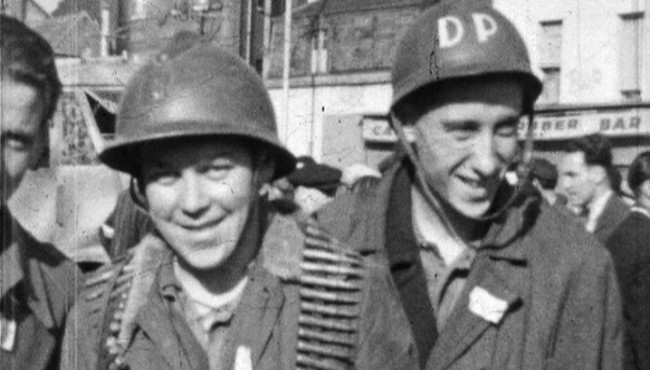 Des membres de la Défense Passive (dont le futur Docteur Lawday) lors de la Libération de la Rive Gauche à Rouen, Place Saint Clément, août 1944, André Danet © Normandie Images