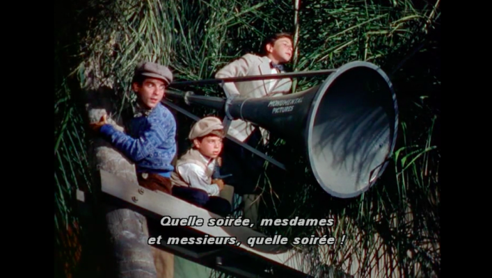 Trois jeunes personnages juchés sur des palmiers