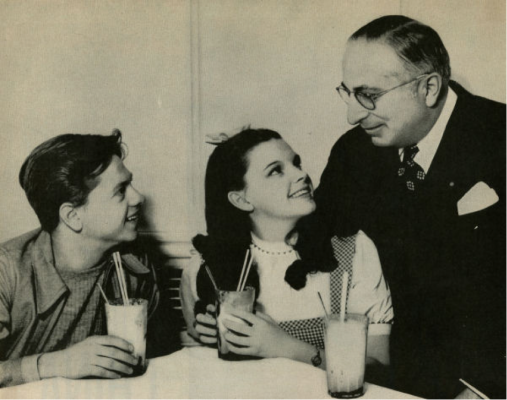 Louis B. Mayer avec Judy Garland et Mickey Rooney, une autre jeune star du studio. 