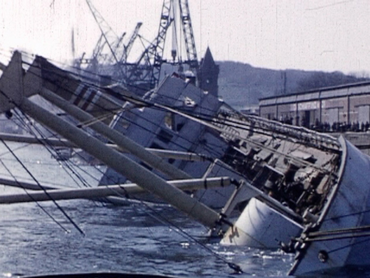 Naufrage du "Meziane" dans le port de Rouen, Robert Dasché, 1955, 16mm © Normandie Images