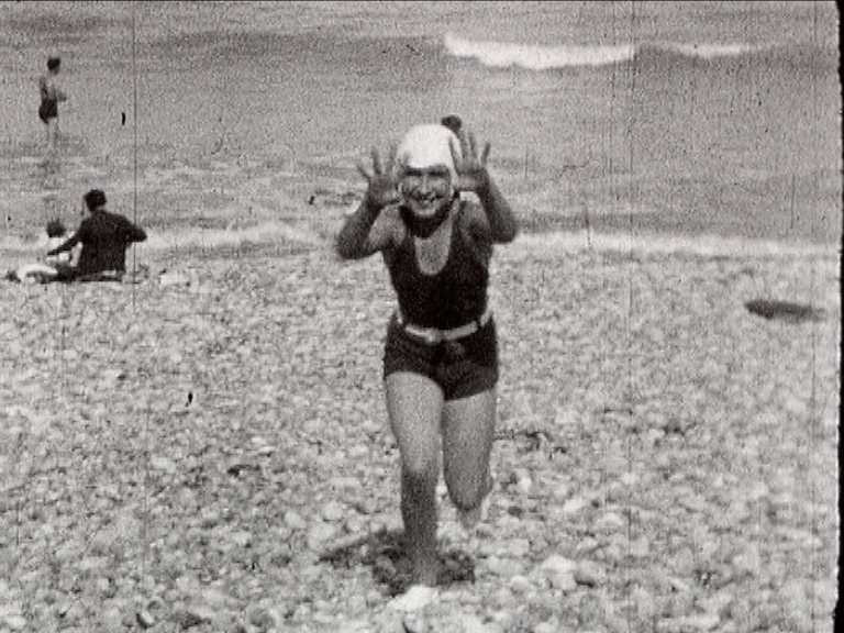 Le bain de Geneviève à Dieppe, André Noufflard, 1934, 9,5mm © Normandie Images