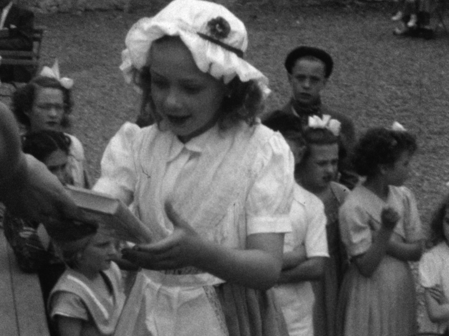 Distribution des prix à la Couture-Boussey (Eure), Yvette Ripplinger, 1952, 16 mm © Normandie Images