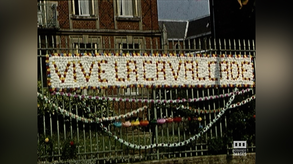 photogramme extrait du film amateur "Cavalcade à Forges-les-Eaux", Léo Belugou, 1958, 16mm © Normandie Images