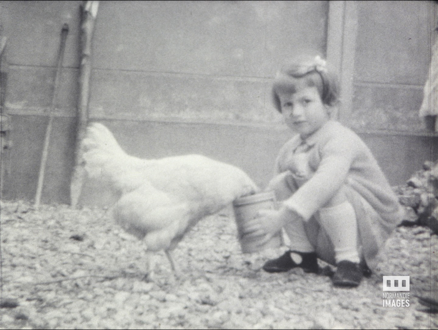 Photogramme issu du film amateur : "Film de famille Chantraine 1940 - 1945" de Pierre et Nelly Chantraine - NB, muet, 8 mm © Normandie Images.