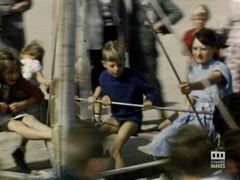 Jeux de plage, photogramme issu du film amateur" Visage de Dieppe" de Yves Le Roy, 1954, 16mm ©NORMANDIE IMAGES 