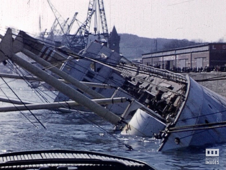 Photogramme extrait du film amateur Naufrage du Meziane dans le port de Rouen de Robert Dasché, 1955, 16mm © NORMANDIE IMAGES