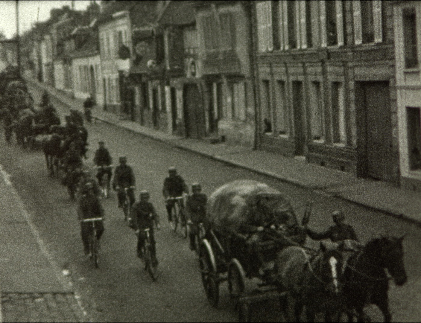 Photogramme issu du film "Occupation - Libération de Conches" de Pierre Le Bihan - 1942 - NB/muet - Film 8 mm © Normandie Images