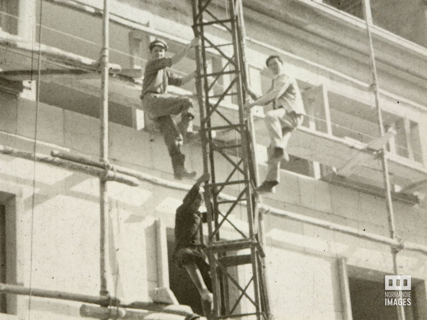 Photogramme extrait du film amateur Reconstruction d'Elbeuf de Guy Robert, 1949, 16mm © NORMANDIE IMAGES