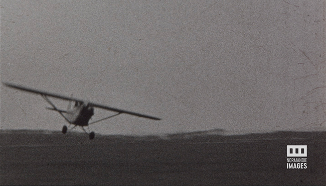 Photogramme issu du film "Meeting d'aviation, 29 mai 1938" - réal : Robert Viel - 1938 - NB/muet/8mm © Normandie Images