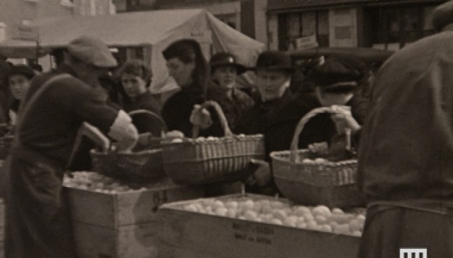 Photogramme issu du film : Camp d'internement des étrangers de Meslay du Maine d'Albert Dubuc, 1939, NB, muet, 17,5mm