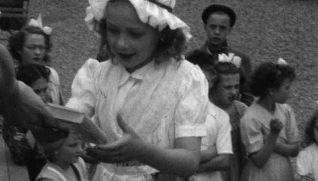 Distribution des prix à la Couture-Boussey (Eure), Yvette Ripplinger, 1952, 16 mm © Normandie Images