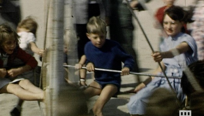 Photogramme issu du film amateur : Traversée de la Seine à Elbeuf de Maurice Lehucher, 1957, 8mm © NORMANDIE IMAGES