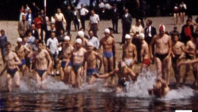 Photogramme issu du film amateur : Traversée de la Seine à Elbeuf de Maurice Lehucher, 1957, 8mm © NORMANDIE IMAGES