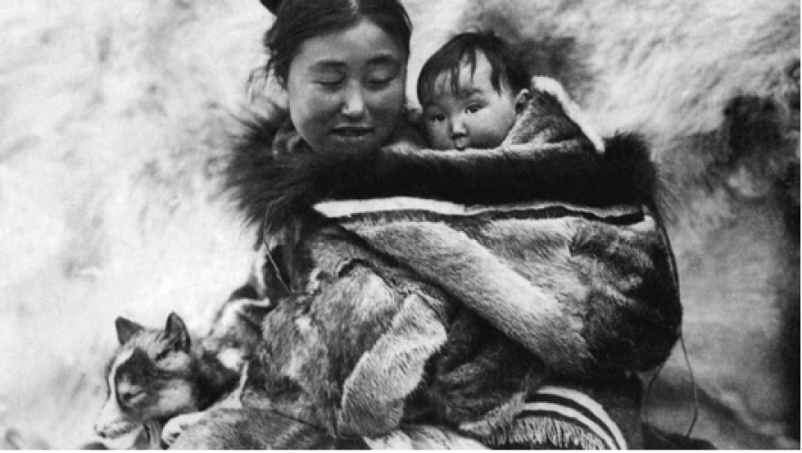 Robert Flaherty, le réalisateur de Nanouk l’Esquimau (1922), est souvent considéré comme le père du « documentaire romancé ». « Nanouk fut vraiment le premier film de son genre, le premier à montrer sur les écrans des gens ordinaires, faisant des choses ordinaires, étant eux-mêmes. » (Frances Flaherty)