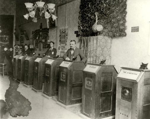 Kinétoscope : un Kinetoscope Parlor en 1894. Chaque kinétoscope de la série présente un film différent.