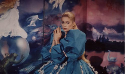 Catherine Deneuve dans le décor peint par Jim Leon