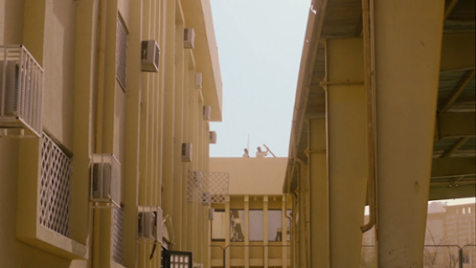 À l’école, les murs des immeubles ne permettent pas de voir l’horizon. Seuls les ouvriers à l’arrière-plan ont une vue dégagée. 